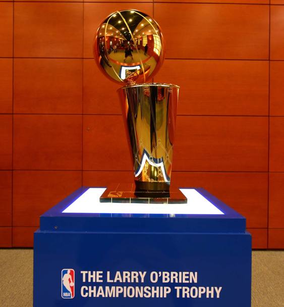 Il Larry O&#39;Brien Trophy  sbarcato a Milano. Prima, breve sosta nella redazione della Gazzetta dello Sport. (fotogallery Bozzani)